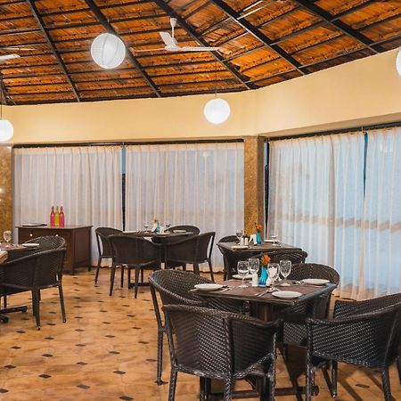 Coconut Grove Beach Resort Colva Extérieur photo
