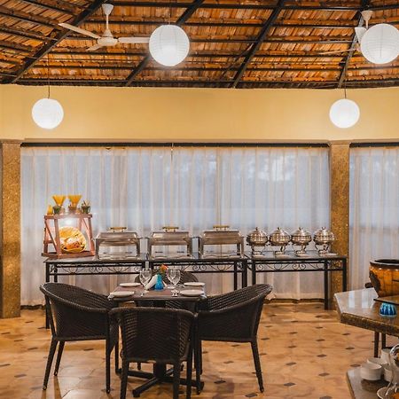 Coconut Grove Beach Resort Colva Extérieur photo