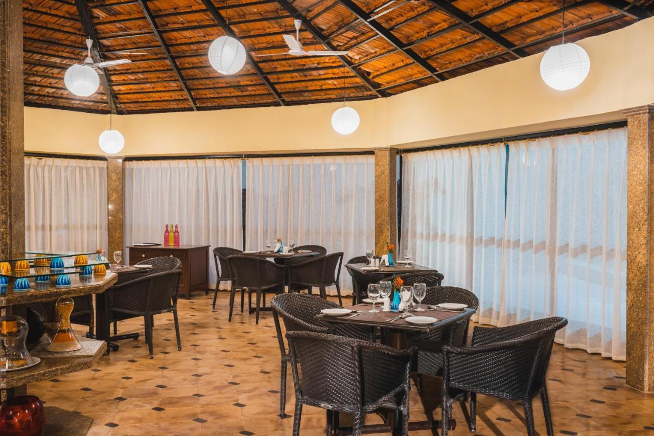 Coconut Grove Beach Resort Colva Extérieur photo