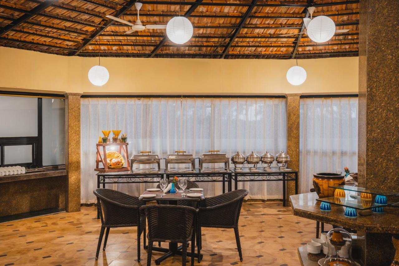 Coconut Grove Beach Resort Colva Extérieur photo