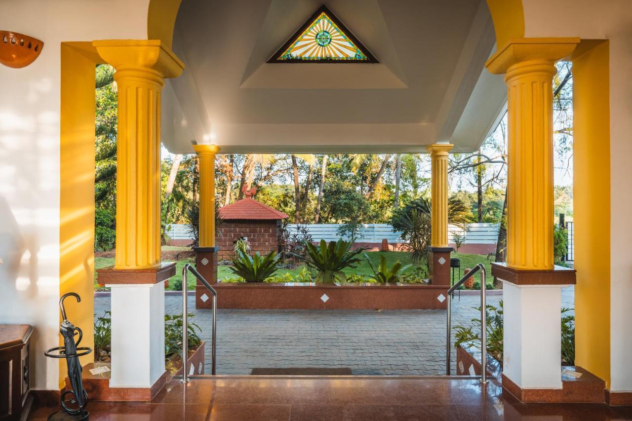 Coconut Grove Beach Resort Colva Extérieur photo